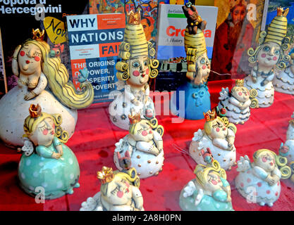 / Dubrovnik Croazia - 10-06-2015 - Bambole Souvenir in vetrina (finestra) in un negozio di articoli da regalo in Main Street Foto Stock