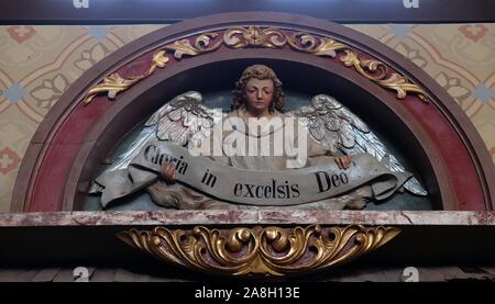 Angelo con Gloria in excelsis Deo Banner, scena della Natività, pala nella chiesa di San Matteo in Stitar, Croazia Foto Stock