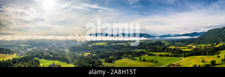 Antenna Bad Toelz Alpi Bavaresi. Campo da Golf. Blomberg Montagna. Mattina Drone Shot con alcune nuvole nel cielo Foto Stock