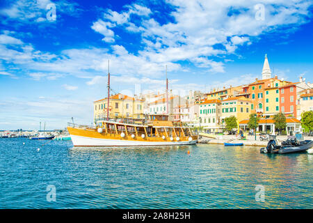 Croazia, Istria, bellissima città vecchia di Rovigno sul mare Adriatico costa, vista aerea da fuco Foto Stock