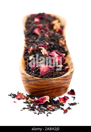 Tè nero con rose fiori nel piccolo piatto in legno isolato su uno sfondo bianco. Foto Stock