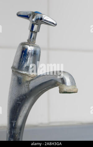 I depositi di calcare. Close-up di acqua dura di carbonato di calcio deposito sul rubinetto rubinetto. Messa a fuoco selettiva close up di calcare depositare accumuli sulla vecchia cucina o b Foto Stock