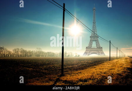 Un panorama invernale di mattina con la nebbia e la Torre Eiffel Foto Stock