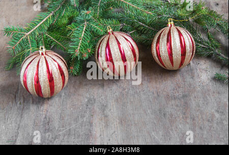 Decorazione di natale su sfondo di legno. Decorazioni su legno. Vintage Foto Stock
