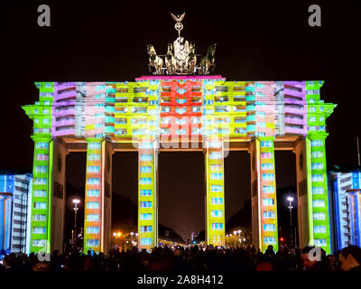 Berlino, Germania Ottobre 7, 2017: Porta di Brandeburgo illuminato con luci colorate durante uno spettacolo di luci a Berlino Foto Stock