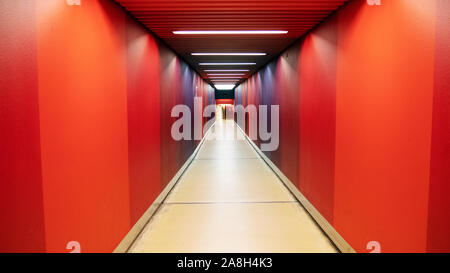 Un passaggio in colori luminosi Foto Stock