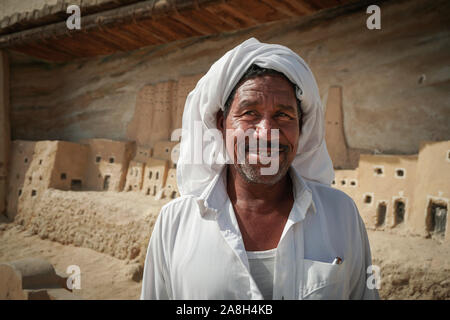 Un tipico maschio berbero Amazzigh di Siwa e gara Oasis che indossa il tradizionale sciarpa beduina e sciarpa di sciarpa beduina sulla sua testa. Foto Stock