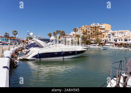 Barche in Puerto Cabopino, vicino a Marbella, provincia di Malaga, Costa del Sol, Spagna. Foto Stock