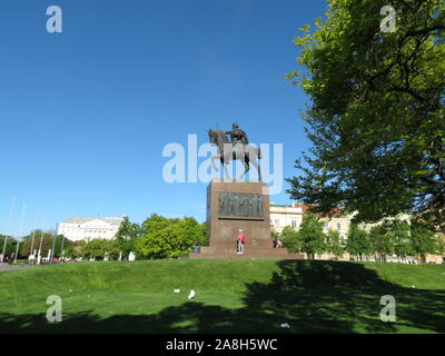 Statua di re Tomislav a cavallo,situata di fronte alla stazione ferroviaria principale di Zagabria, Croazia Foto Stock