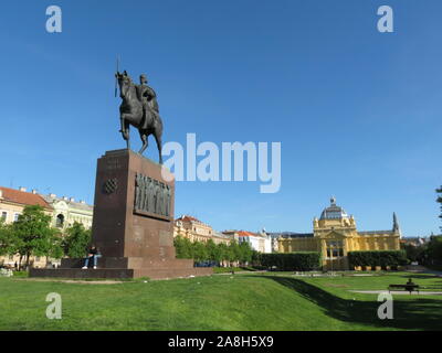 Statua di re Tomislav a cavallo,situata di fronte alla stazione ferroviaria principale di Zagabria, Croazia Foto Stock