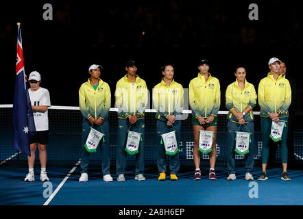 Perth, Australia . 09Nov, 2019. 9 novembre 2019; RAC Arena, Perth, Australia occidentale, Australia; Fed Cup by BNP Paribas Tennis finale, Day 1, Australia contro la Francia; Australian giocatori line up per la National Anthems Credit: Azione Plus immagini di sport/Alamy Live News Foto Stock