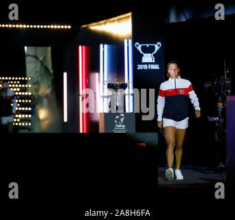 Perth, Australia . 09Nov, 2019. 9 novembre 2019; RAC Arena, Perth, Australia occidentale, Australia; Fed Cup by BNP Paribas Tennis finale, Day 1, Australia contro la Francia; Caroline Garcia di Francia entra nel credito arena: Azione Plus immagini di sport/Alamy Live News Foto Stock