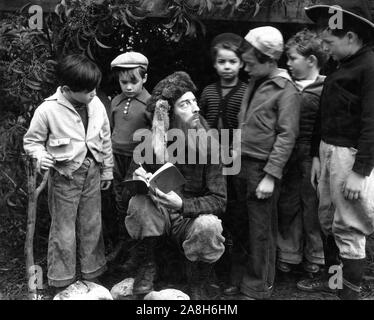 BUSTER KEATON sul set candida firma autografi per libro NORMAN SALLING durante la ripresa di immagini educativi commedia breve IDEM 1937 direttore Charles Lamont film didattici Corporation of America / Twentieth Century Fox Foto Stock