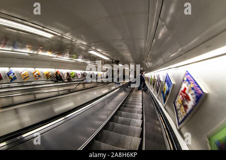 London, Regno Unito - 17 Febbraio 2007: cavalcare giù gli ascensori nel tubo di Londra, extreme grandangolo / foto fisheye. Foto Stock