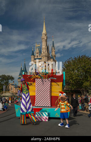 Il personaggio principale di Disney, Minnie Surprise Celebration, parata sulla Main Street nel Magic Kingdom al Walt Disney World di Orlando, Florida, USA Foto Stock