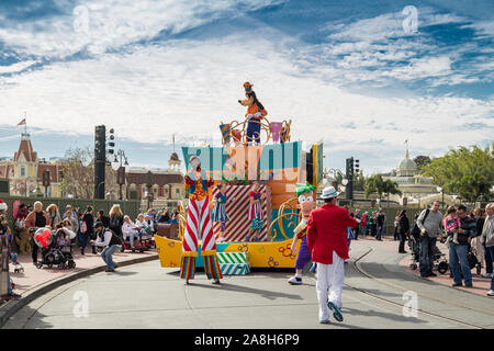 Il personaggio principale di Disney, Goofy Surprise Celebration, parata sulla Main Street nel Magic Kingdom al Walt Disney World di Orlando, Florida, USA Foto Stock