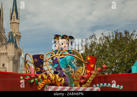 Il personaggio principale di Disney, Minnie Surprise Celebration, parata sulla Main Street nel Magic Kingdom al Walt Disney World di Orlando, Florida, USA Foto Stock