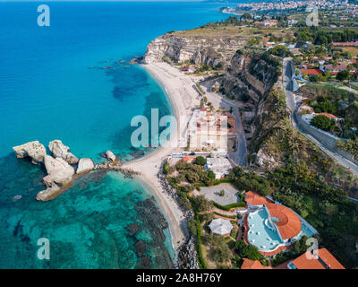 Vista aerea della costa calabrese, ville e villaggi sulla scogliera. Mare trasparente e di costa selvaggia. Località di Riaci vicino a Tropea in Calabria. Italia Foto Stock