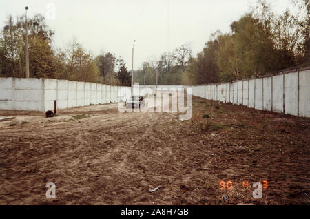 Michael Scott/Alamy Live News - Berlino, Germania Aprile 1990 - Un Oriente soldato tedesco di pattuglie no mans land tra le pareti in un esercito Trabant. Oriente i soldati tedeschi erano ancora pagato per svolgere mansioni anche mesi dopo la caduta del muro. Fotografato nella periferia di Berlino in aprile 1990 mesi dopo la caduta del muro di Berlino nel 1989. Foto Stock