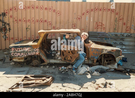 Michael Scott/Alamy Live News - Berlino, Germania Aprile 1990 - Una vacanza foto scattata in oriente nel mese di aprile del 1990, pochi mesi dopo la caduta del muro di Berlino nel 1989 di un bruciato Trabant con graffiti "Futuro del comunismo" . Foto Stock