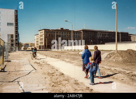 Michael Scott/Alamy Live News - Berlino, Germania Aprile 1990 - Camminare attraverso no mans land tra Est e Germania Ovest vicino al Reichstag nel mese di aprile del 1990, pochi mesi dopo la caduta del muro di Berlino nel 1989. Foto Stock