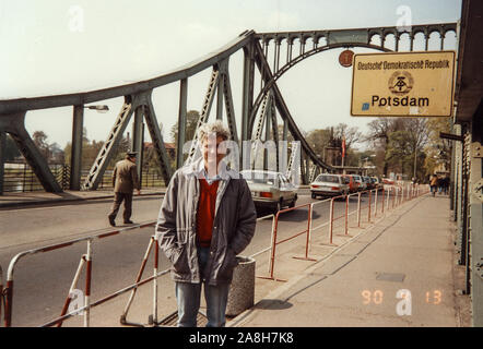 Michael Scott/Alamy Live News - Berlino, Germania Aprile 1990 - Vacanza foto scattata sul ponte Glienicke al confine DDR di Potsdam fotografato nel mese di aprile del 1990, pochi mesi dopo la caduta del muro di Berlino nel 1989. Foto Stock