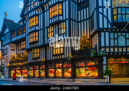 Londra - 09 novembre 2019: Liberty's, Luxury department store ha aperto nel 1875 in Great Marlborough Street, nel West End di Londra è decorata per Foto Stock