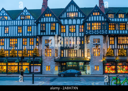 Londra - 09 novembre 2019: Liberty's, Luxury department store ha aperto nel 1875 in Great Marlborough Street, nel West End di Londra è decorata per Foto Stock