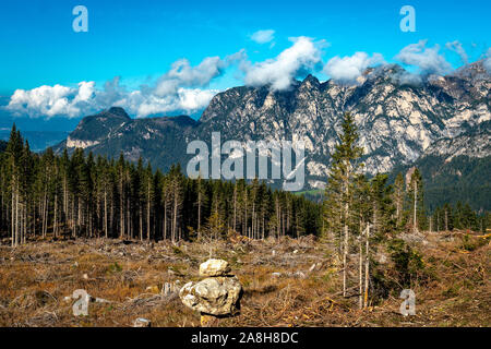 Vista panoramica della Voelseggspitz, Hammerwand Mittagskofel e montagne del Sciliar Catinaccio area del massiccio in italiano Doolomites Foto Stock