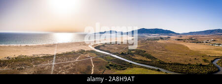 Bellissima Scenic vista aerea della zona di Tarifa. Vita da spiaggia. Spagna Foto Stock