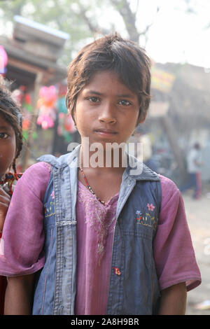 Ritratto di bambini tribali in un villaggio Kumrokhali, India Foto Stock