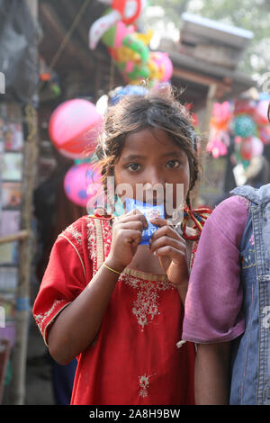 Ritratto di bambini tribali in un villaggio Kumrokhali, India Foto Stock