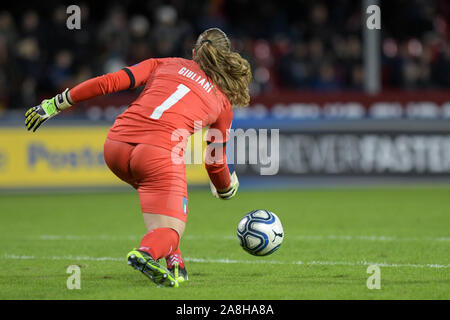 Benevento, Italia, 08 Nov 2019, il portiere di Italia laura giuliani ,1) rimette la palla in gioco durante europeo qualificatori 2021- Italia Donne vs Donne Georgia - Squadra di calcio italiano - Credit: LPS/Andrea D'Amico/Alamy Live News Foto Stock