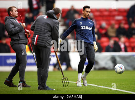 Derby County portiere Kelle Roos si riscalda come groundsmen tentativo di tendono al passo prima di cielo scommessa match del campionato al suolo città di Nottingham. Foto Stock