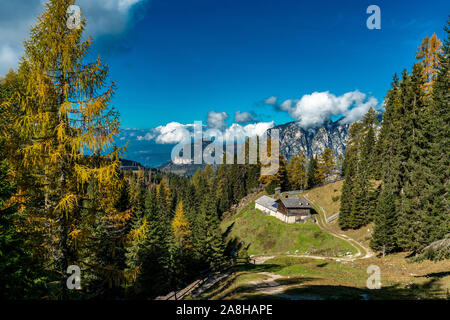 Vista panoramica della Voelseggspitz, Hammerwand e Mittagskofel montagne e il Baumann Schwaige nel Sciliar Catinaccio area del massiccio Foto Stock