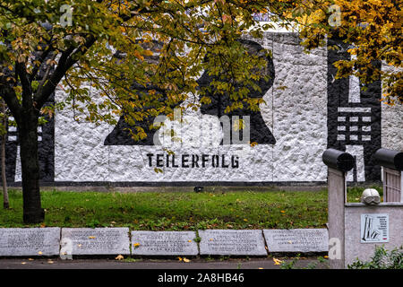 Parlamento degli alberi Memorial avviato dall artista Ben Wagin nel 1990 per ricordare coloro che sono morti al muro di Berlino - Schiffbauerdamm promenade, Mitte di Berlino "Parlament der Bäume gegen Krieg und Gewalt", Parlamento degli alberi contro la guerra e la violenza è un impianto di alberi, cippi segmenti di parete, immagini e testo di vari artisti sull'ex confine di striscia. I nomi di 258 vittime della parete sono incise su lastre di granito.Alcune delle sezioni di parete interna ha dovuto essere spostato durante la costruzione della Marie-Elisabeth-Lüders-Haus, Foto Stock