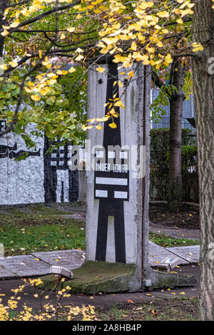 Parlamento degli alberi Memorial avviato dall artista Ben Wagin nel 1990 per ricordare coloro che sono morti al muro di Berlino - Schiffbauerdamm promenade, Mitte di Berlino "Parlament der Bäume gegen Krieg und Gewalt", Parlamento degli alberi contro la guerra e la violenza è un impianto di alberi, cippi segmenti di parete, immagini e testo di vari artisti sull'ex confine di striscia. I nomi di 258 vittime della parete sono incise su lastre di granito.Alcune delle sezioni di parete interna ha dovuto essere spostato durante la costruzione della Marie-Elisabeth-Lüders-Haus, Foto Stock