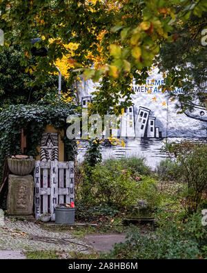 Parlamento degli alberi Memorial avviato dall artista Ben Wagin nel 1990 per ricordare coloro che sono morti al muro di Berlino - Schiffbauerdamm promenade, Mitte di Berlino "Parlament der Bäume gegen Krieg und Gewalt", Parlamento degli alberi contro la guerra e la violenza è un impianto di alberi, cippi segmenti di parete, immagini e testo di vari artisti sull'ex confine di striscia. I nomi di 258 vittime della parete sono incise su lastre di granito.Alcune delle sezioni di parete interna ha dovuto essere spostato durante la costruzione della Marie-Elisabeth-Lüders-Haus, Foto Stock