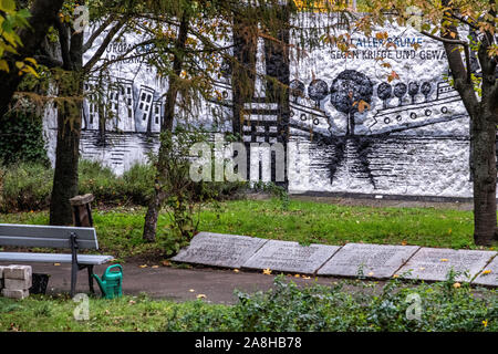 Parlamento degli alberi Memorial avviato dall artista Ben Wagin nel 1990 per ricordare coloro che sono morti al muro di Berlino - Schiffbauerdamm promenade, Mitte di Berlino "Parlament der Bäume gegen Krieg und Gewalt", Parlamento degli alberi contro la guerra e la violenza è un impianto di alberi, cippi segmenti di parete, immagini e testo di vari artisti sull'ex confine di striscia. I nomi di 258 vittime della parete sono incise su lastre di granito.Alcune delle sezioni di parete interna ha dovuto essere spostato durante la costruzione della Marie-Elisabeth-Lüders-Haus, Foto Stock