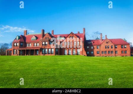 La storica pietra arenaria rossa Vinland Estate alla Salve Regina University di Newport Rhode Island su un soleggiato blue sky giorno. Foto Stock