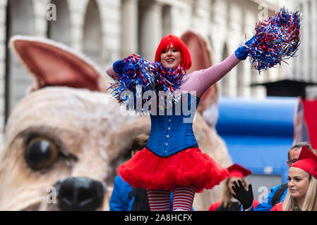 Il Sindaco al salone è 804 anni e nei tempi moderni è costituito da oltre 6000 persone, con decine di marching band, distacchi militare, carrelli, di compagnie di danza, gommoni, giant marchingegni e cerimoniale visualizza. Il 692nd Sindaco di Londra sarà Assessore William Russell del Bread Street ward che viaggia in un carro in processione fino a Westminster dalla città a giurare fedeltà alla corona, due aree essendo distinti centri in antica Londra. Metro Bank stilt walker Foto Stock