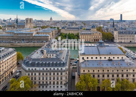 Parigi, panorama della cattedrale di Notre-Dame sull'ile de la Cite, sul fiume Senna, con gli Invalides e la torre Montparnasse sullo sfondo Foto Stock