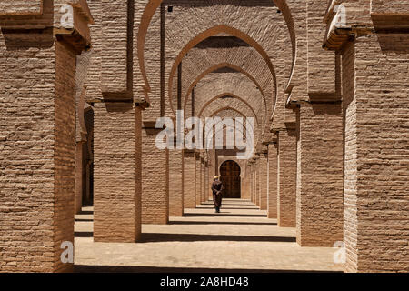 Vestito tradizionale uomo cammina all'interno della moschea Tinmal, Marocco. Foto Stock