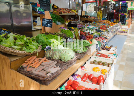 Quimper, Finisterre / Francia - 23 Agosto, 2019: la frutta e la verdura stand nel mercato hall di Quimper con fresche verdure organiche Foto Stock