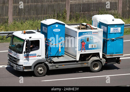 TOI TOI & DIXI carrello su autostrada. TOI TOI & DIXI (Gruppo ADCO) è la più grande mobile soluzioni sanitarie la società e si basa in 33 countriesworldwide. Foto Stock