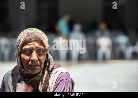 Un triste guardando anziana signora con piercing occhi verde vivere una semi uno stile di vita nomade in un villaggio in Turchia Foto Stock