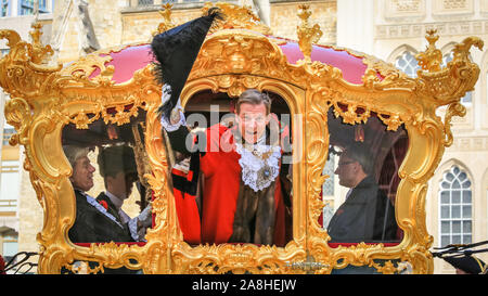 City of London, Londra, Regno Unito, 09 novembre 2019. Il 692nd Sindaco di Londra, Assessore William Russell, onde dal Golden State Coach. Il Signore annuale del sindaco, mostrano una parata attraverso la città di Londra che è 804 anni e questo anno presenta oltre 6000 partecipanti, vede Marching Band, distacchi militare, carrelli, di compagnie di danza, gommoni e molti altri fanno il loro modo da Mansion House, via San Paolo alla Royal Courts of Justice. Credito: Imageplotter/Alamy Live News Credito: Imageplotter/Alamy Live News Foto Stock