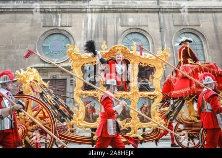 City of London, Londra, Regno Unito, 09 novembre 2019. Il 692nd Sindaco di Londra, Assessore William Russell, onde dal Golden State pulmann al Guildhall come egli set off. Il Signore annuale del sindaco, mostrano una parata attraverso la città di Londra che è 804 anni e questo anno presenta oltre 6000 partecipanti, vede Marching Band, distacchi militare, carrelli, di compagnie di danza, gommoni e molti altri fanno il loro modo da Mansion House, via San Paolo alla Royal Courts of Justice. Credito: Imageplotter/Alamy Live News Credito: Imageplotter/Alamy Live News Foto Stock