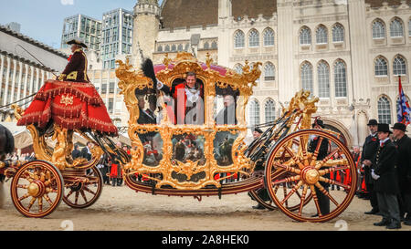 City of London, Londra, Regno Unito, 09 novembre 2019. Il 692nd Sindaco di Londra, Assessore William Russell, onde dal Golden State pulmann al Guildhall come egli set off. Il Signore annuale del sindaco, mostrano una parata attraverso la città di Londra che è 804 anni e questo anno presenta oltre 6000 partecipanti, vede Marching Band, distacchi militare, carrelli, di compagnie di danza, gommoni e molti altri fanno il loro modo da Mansion House, via San Paolo alla Royal Courts of Justice. Credito: Imageplotter/Alamy Live News Credito: Imageplotter/Alamy Live News Foto Stock