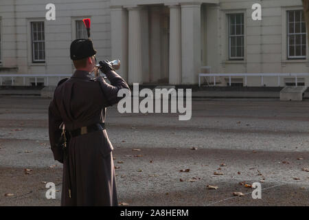 Un soldato in una grande mano suona la tromba nel mese di novembre per il Giorno del Ricordo Foto Stock